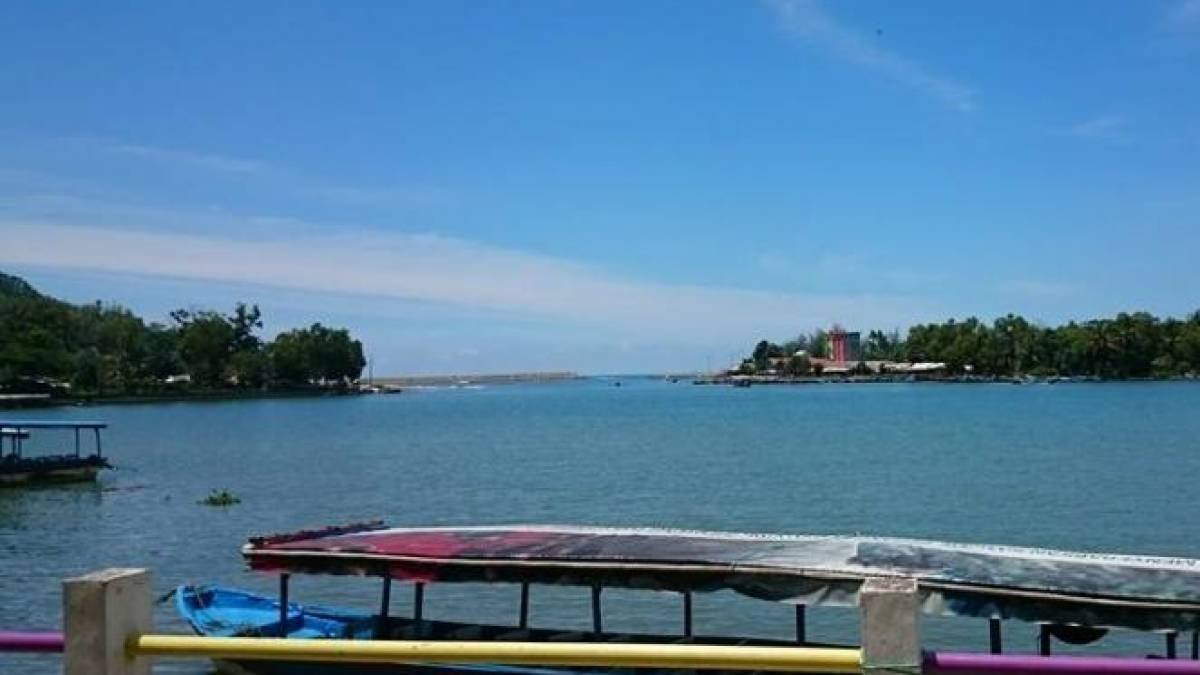 Pantai Ayah atau Pantai Logending