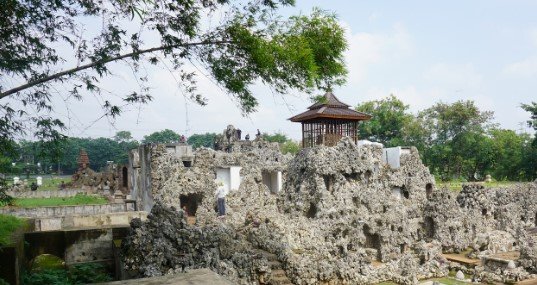 Tempat Wisata di Cirebon Taman Sari Gua Sunyaragi