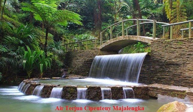 Air Terjun Cipeuteuy Majalengka