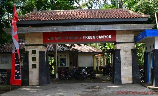 Pintu Gerbang Kawasan Wisata Cukang Taneuh Pangandaran