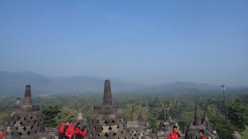 Pemandangan-dari-atas-candi