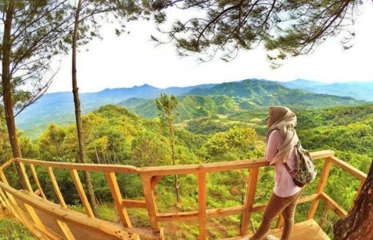 Rumah Kayu Curug Ciherang Bak Negeri Dongeng