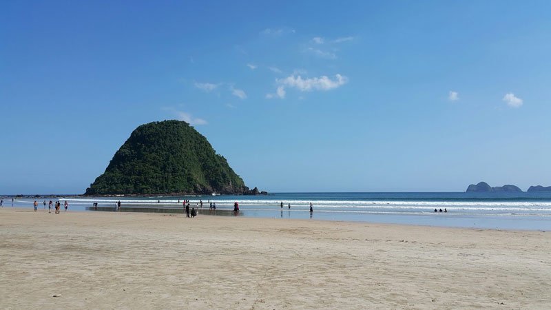 Tempat Wisata di Asia Tenggara Pantai Pulau Merah, Indonesia
