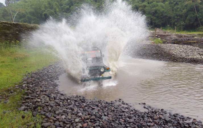 Touring Memakai Jeep dan Land Rover