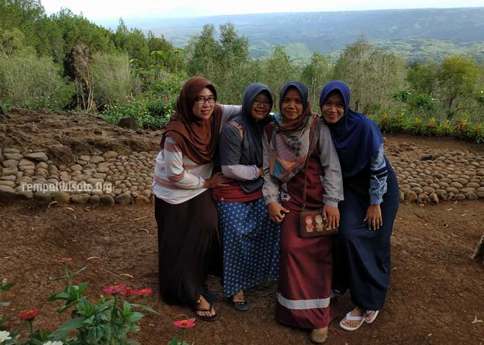 Spot pemandangan alam hutan pinus Mangunan