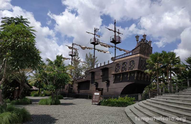 Kapal-pintu-keluar-Jogja-Bay-Waterpark