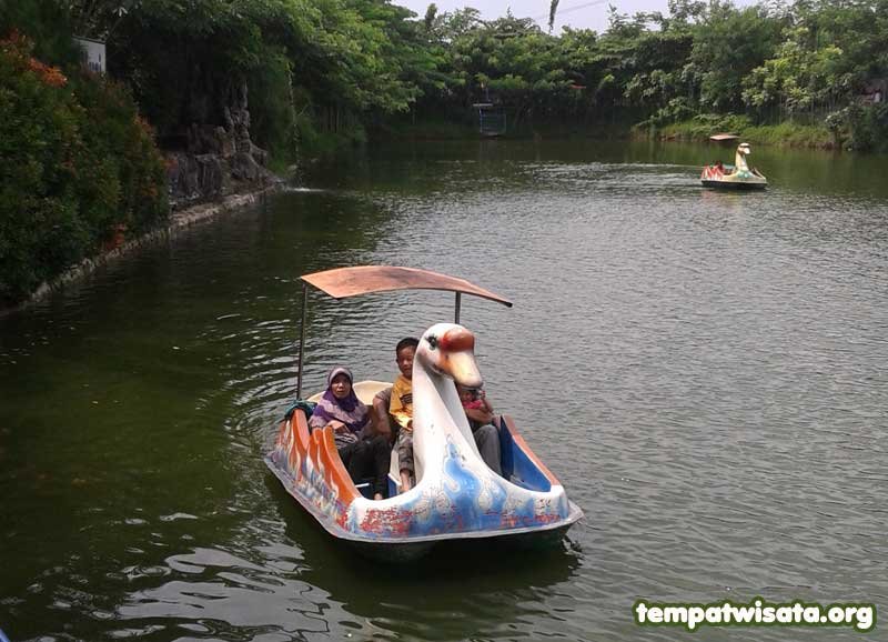 Wahana-Bebek-Gowes-Water-Park-Ciperna