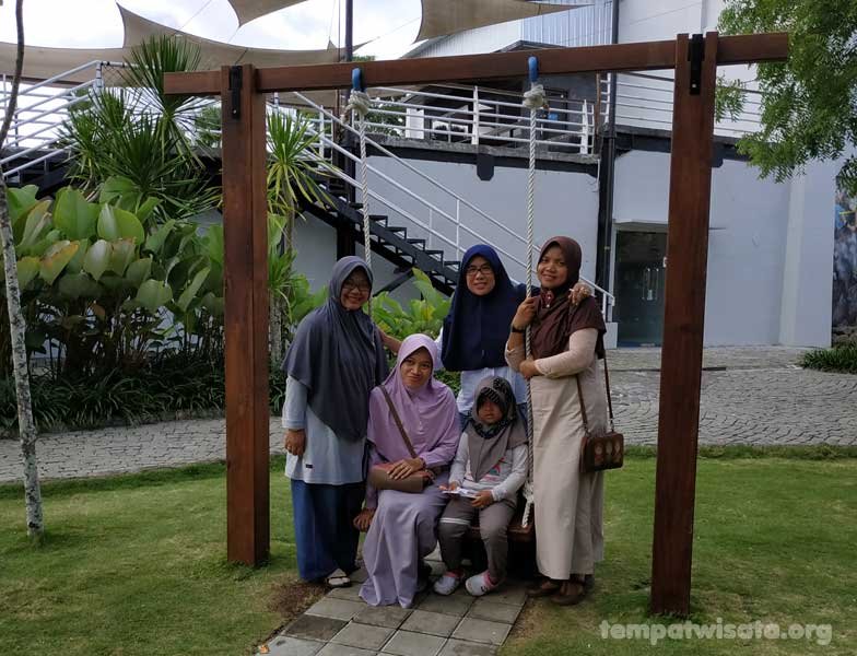Taman di Harbour Theater